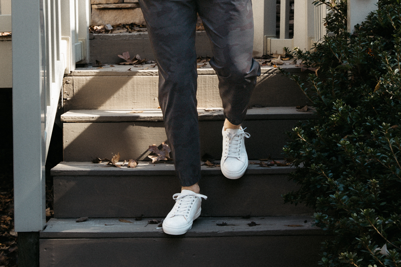 7 Snazzy Ways To Wear White Sneakers With Your Outfits | Moda masculina,  Moda masculina casual, Moda masculina dicas